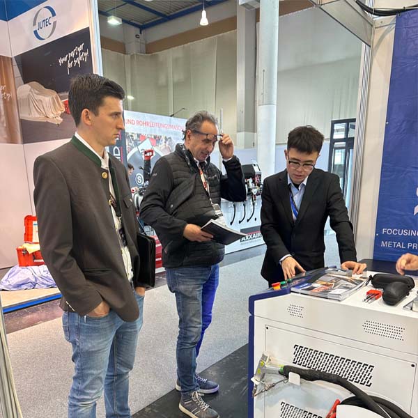 On-site explanation of the machine Máquina a laser INTERTOOL Áustria