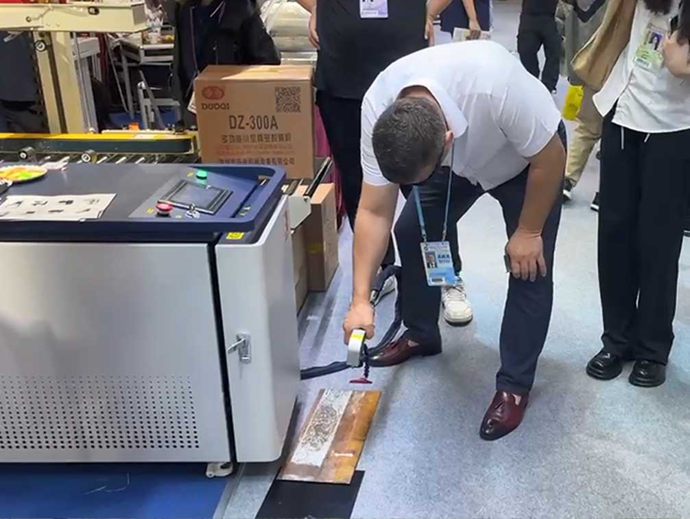 limpeza da 135ª Feira de Importação e Exportação da China