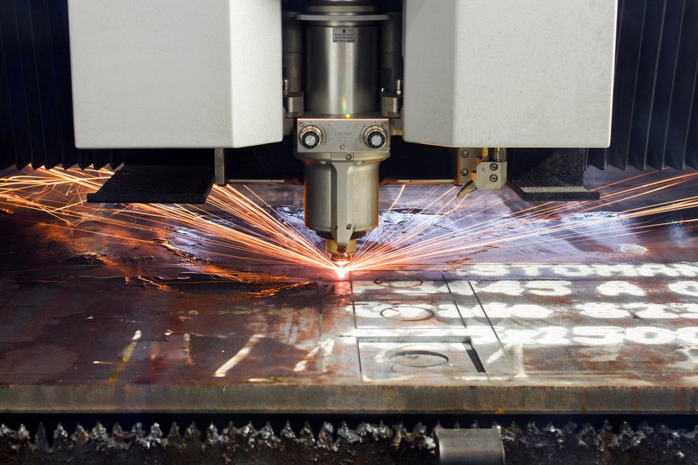A diferença entre as máquinas de corte de metal co2 tradicionais e a máquina de corte a laser de fibra