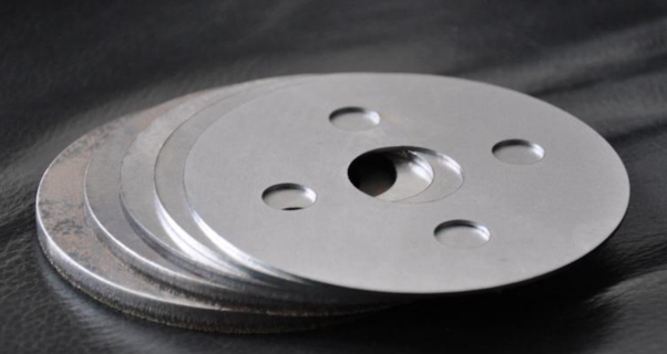 Qual é a espessura máxima da placa de aço que pode ser cortada pela máquina de corte a laser?