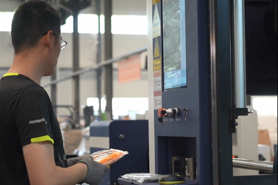 Operando uma m&aacute;quina de corte a laser