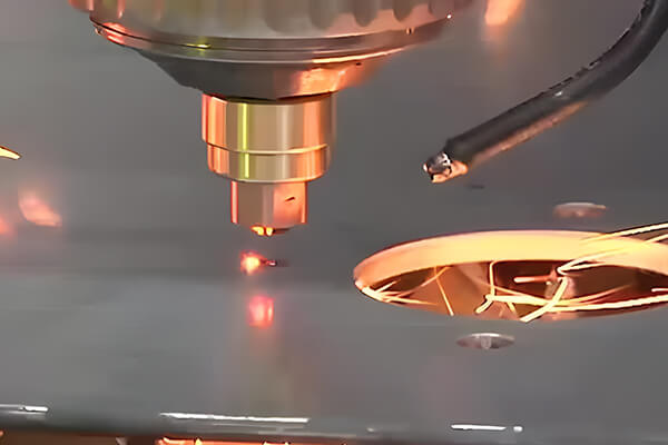 O laser para corte de metal precisa usar capa protetora?