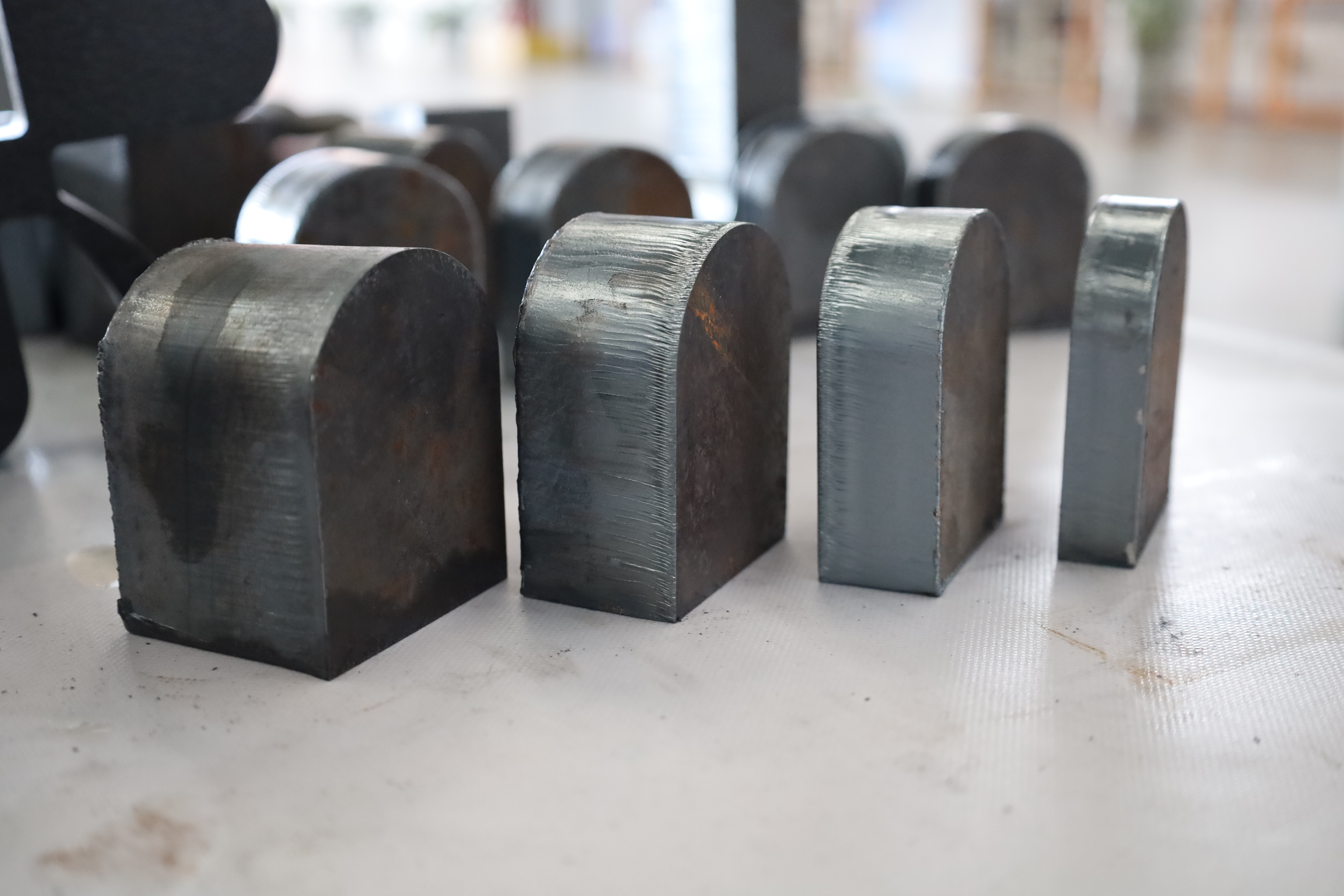 O corte a laser de chapas metálicas é um método de corte amplamente utilizado.